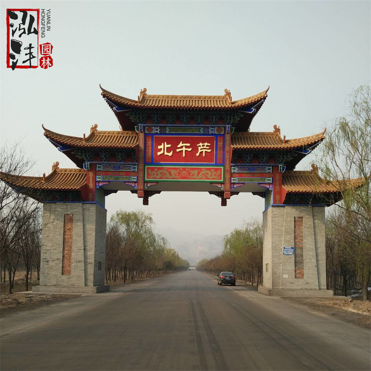 The cement archway at the entrance of Hongfeng Village was painted in Ming and Qing Dynasties. The three gates of the ancient memorial archway are beautiful