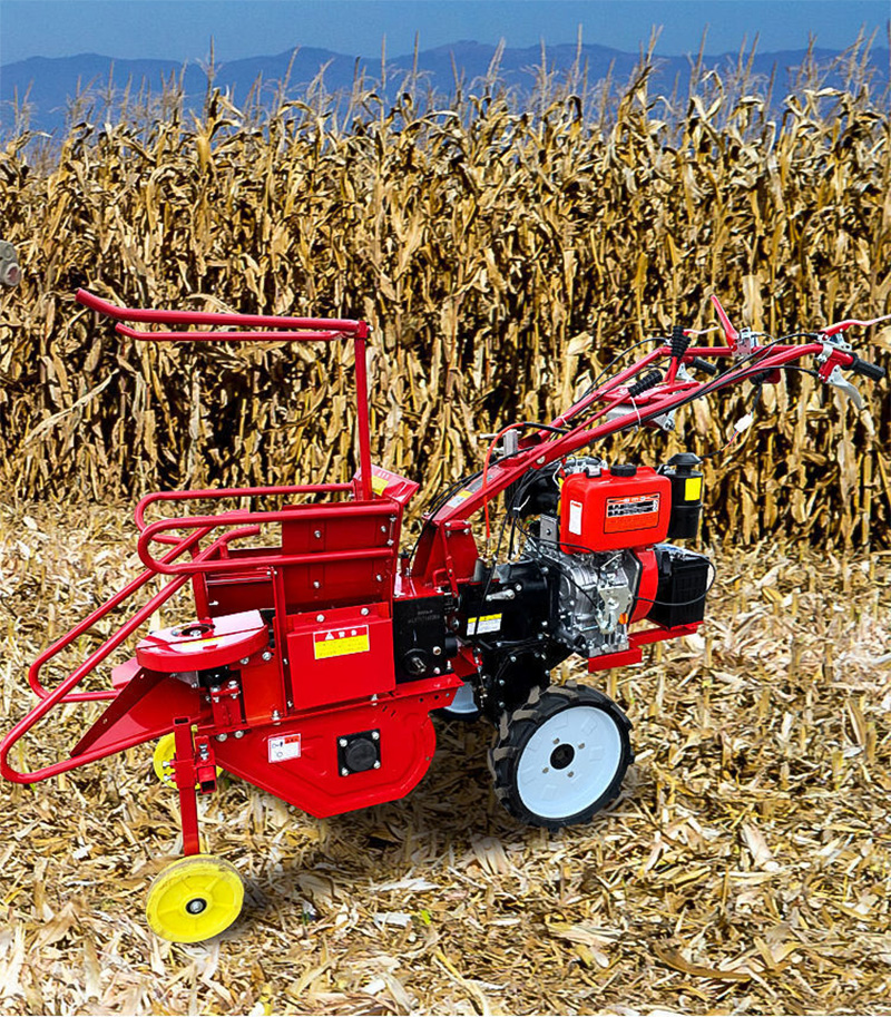 The fully automatic self-propelled corn straw harvester is easy to operate