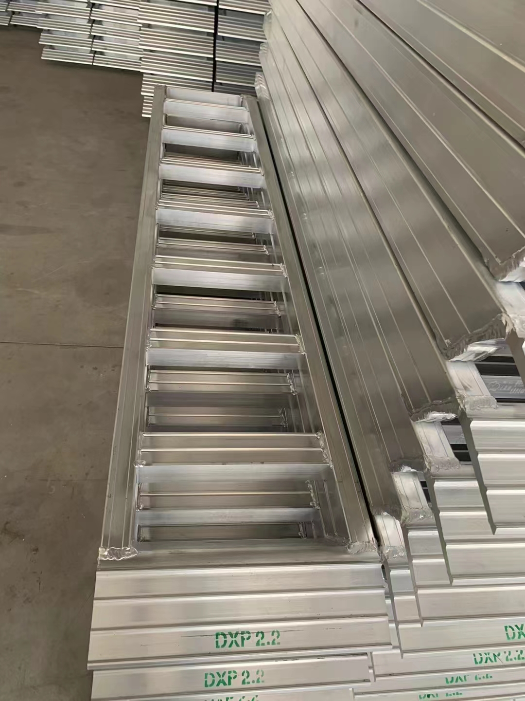 Elephant manufacturer aluminum alloy ladder for loading, electric forklift for ladder climbing, Southeast region shipment