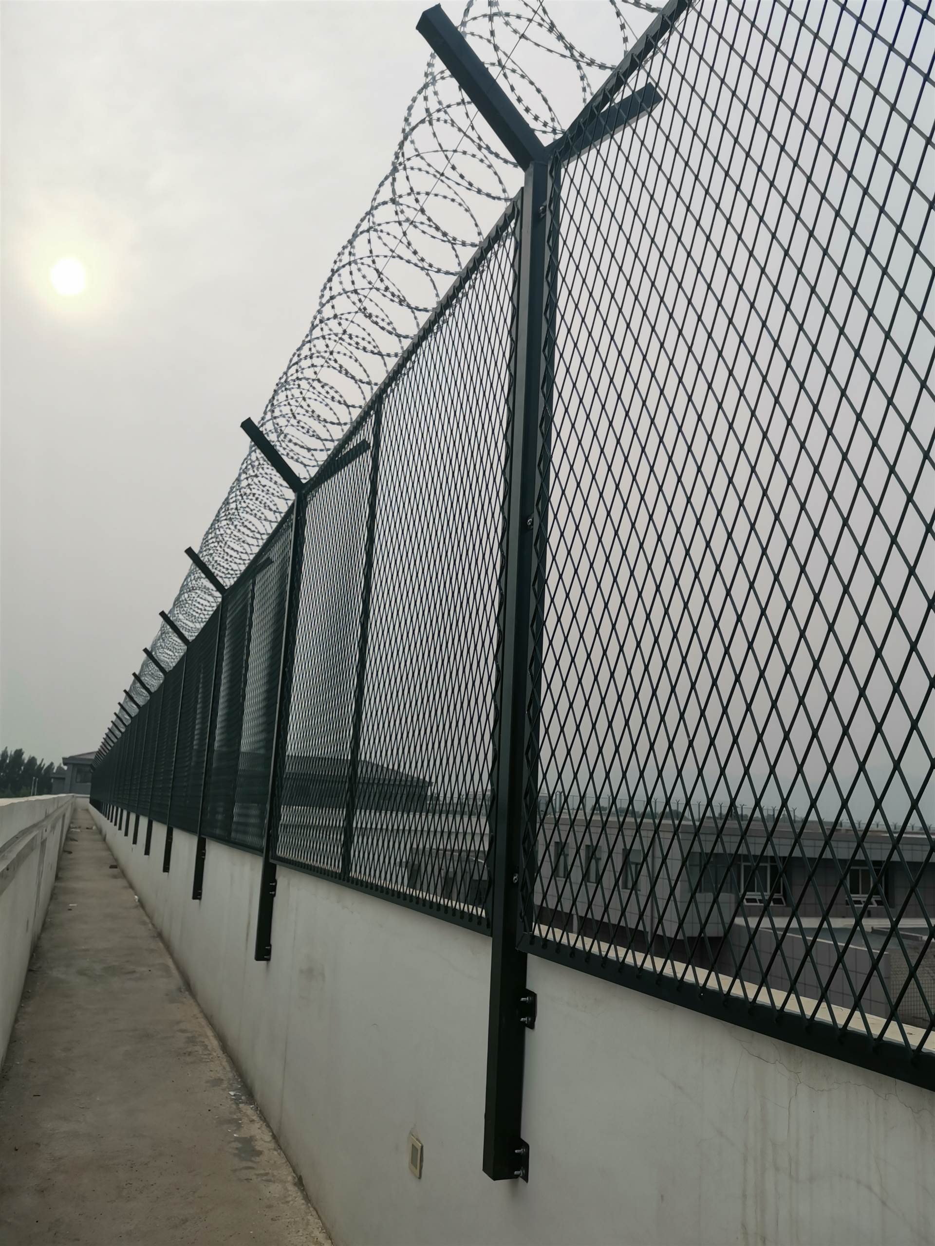 Prison fence manufacturer with blade fence and protective net manufacturer