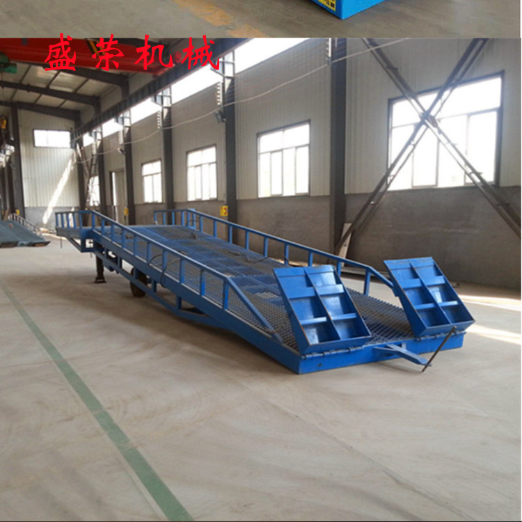 Large tonnage mobile boarding bridge unloading Vertical-lift bridge fork lift truck loading and unloading aisle