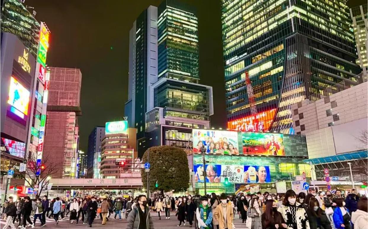 Overseas large screen advertising, outdoor LED screens at Shibuya Station in Tokyo, Japan. Overseas video advertising, search for Chaowen Tong