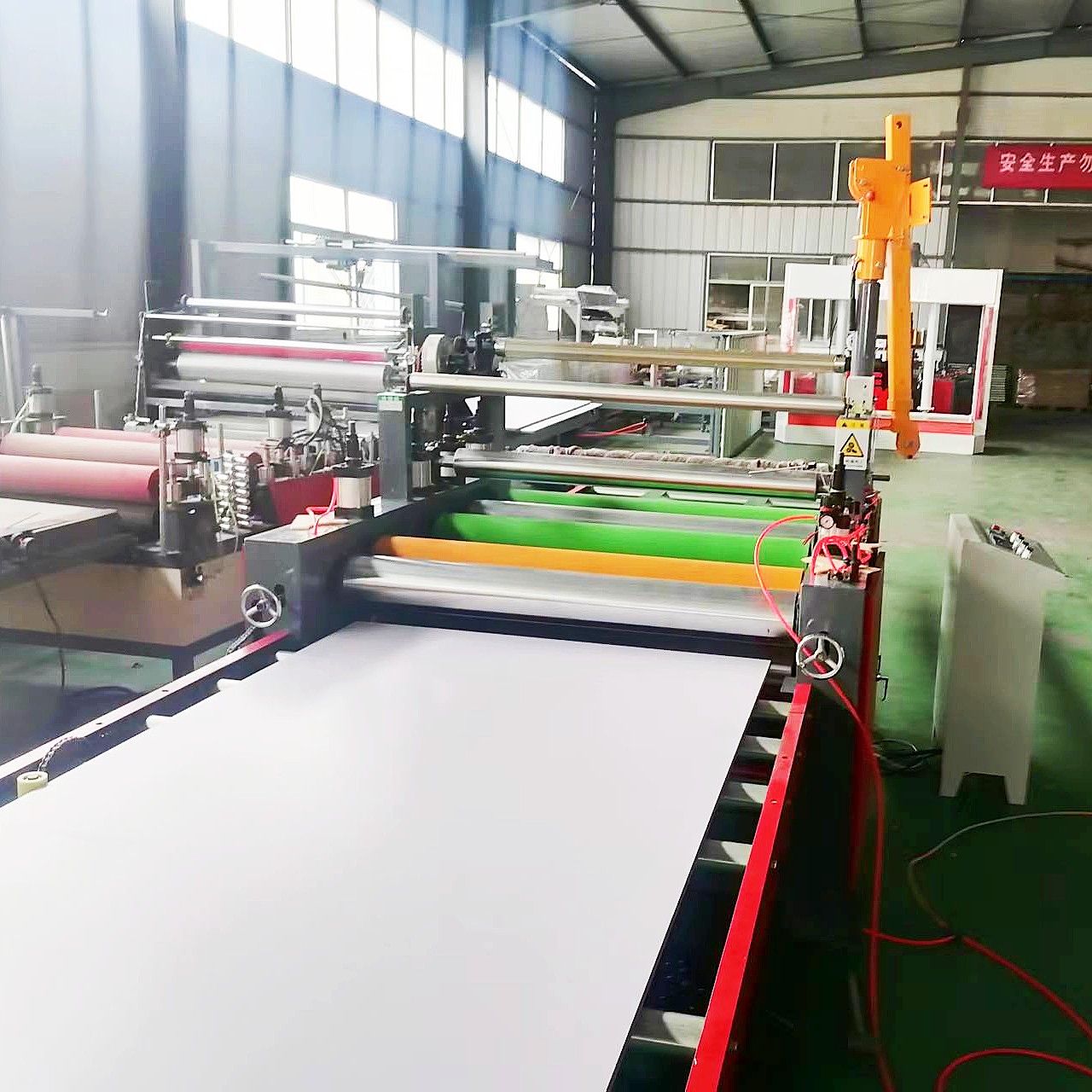 PVC foam board veneer machine Kraft paper Polaroid paper black paper wood grain paper sticker machine Hot-melt adhesive flat pasting machine