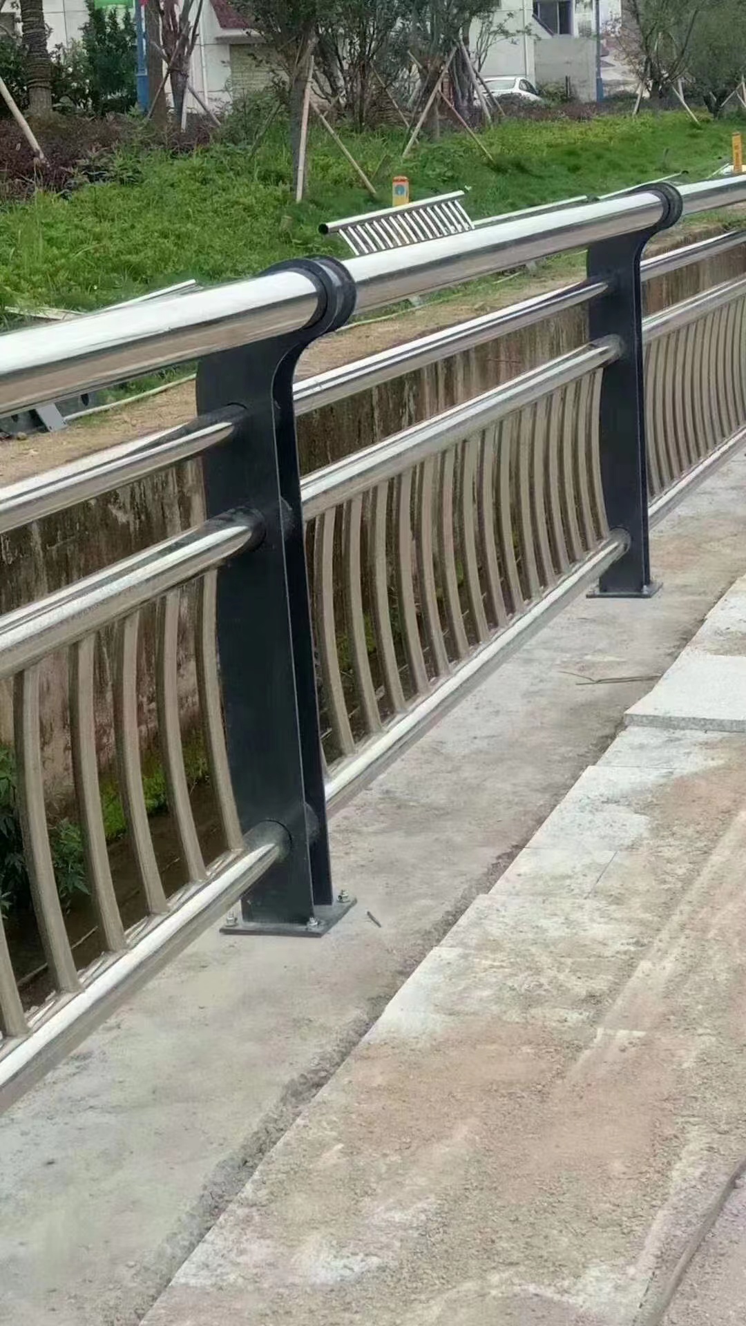 Manufacturer of anti-collision guardrail, bridge landscape, river embankment, carbon steel stainless steel composite pipe, protective railing column