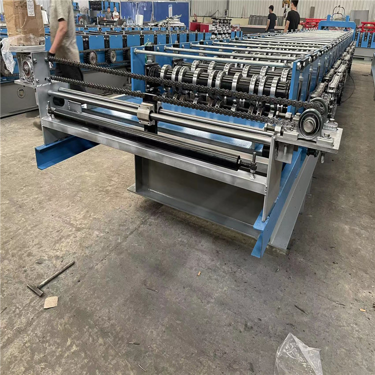 Spot production of 1025 floor bearing plate equipment, fully automatic hydraulic color steel tile pressing machine, manufactured by Longxing