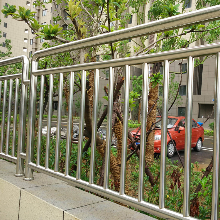 佰慕定制不锈钢阳台护栏国标方管立管拼接河 堤河 道围护围 墙用