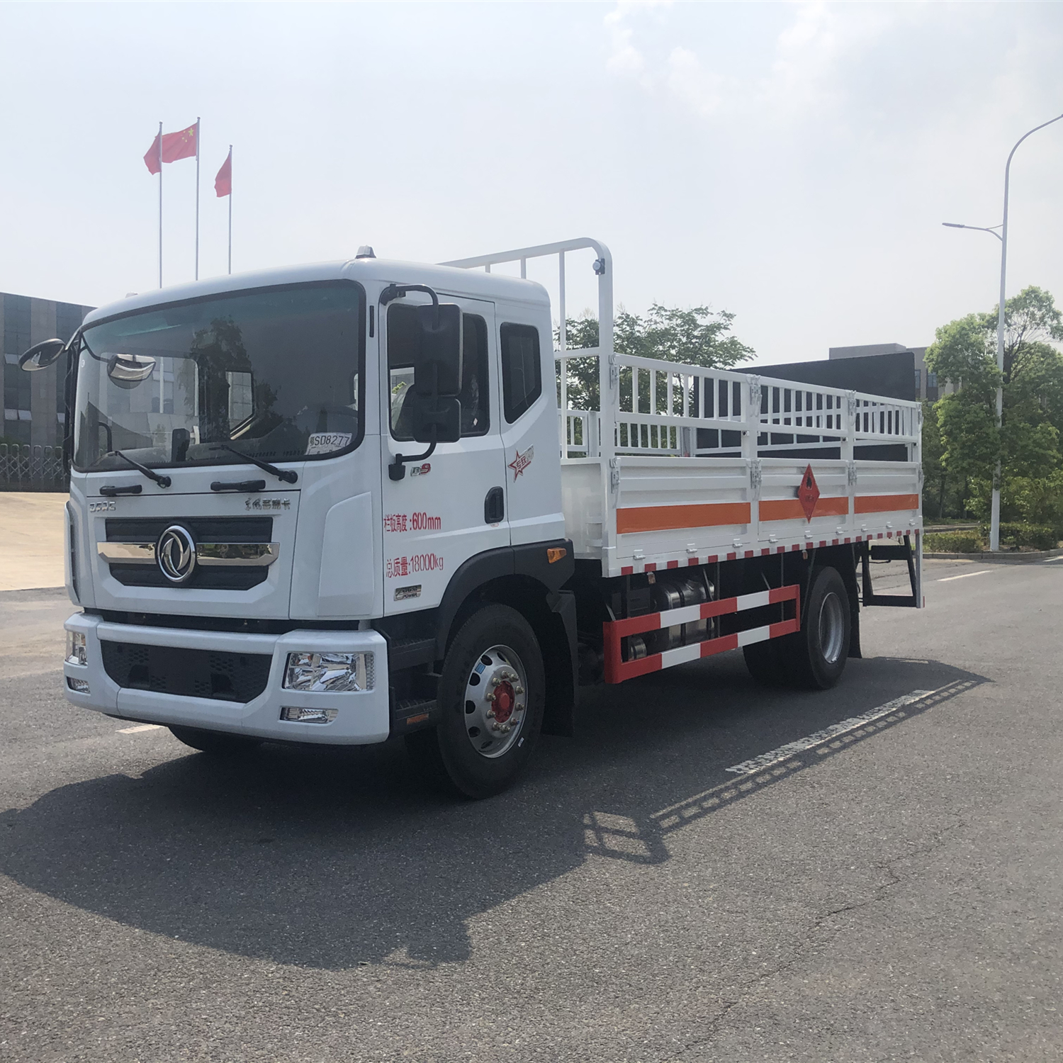 Dongfeng D9 gas cylinder (single bridge) 6-meter-2 high column natural gas gas cylinder dangerous goods transport vehicle