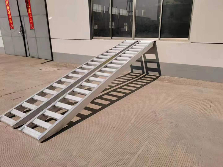 Elephant manufacturer aluminum alloy ladder loading Longgong forklift ladder shipment in Northwest China