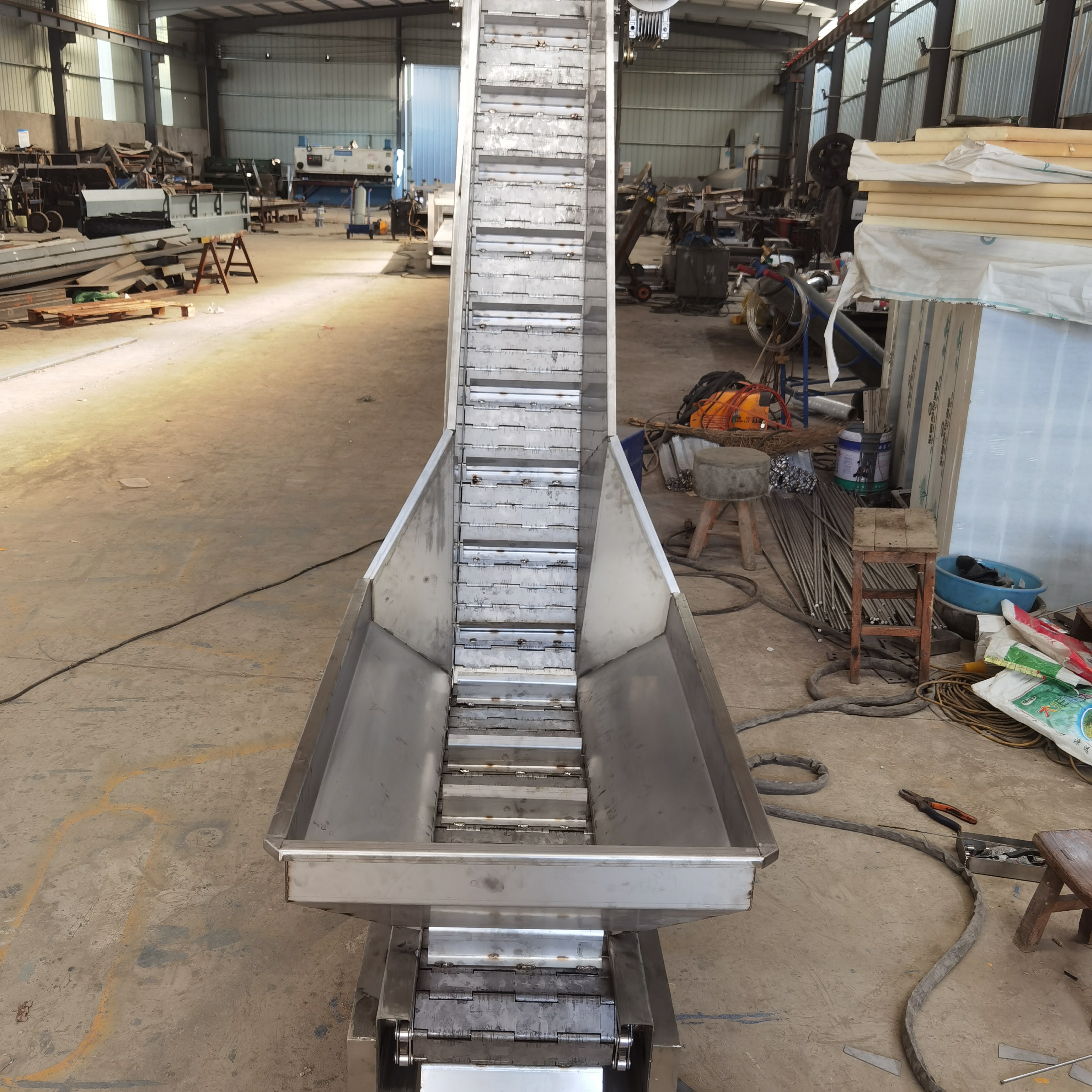 Xinshuntong Stainless Steel Chain Plate Conveyor Industrial Material Handling Machine Mobile Loading Climbing Elevator Customizable