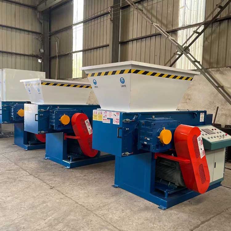 Single axis shredder shredding round wood roots and tree heads hydraulic cylinder pushing material Xinshichang Machinery