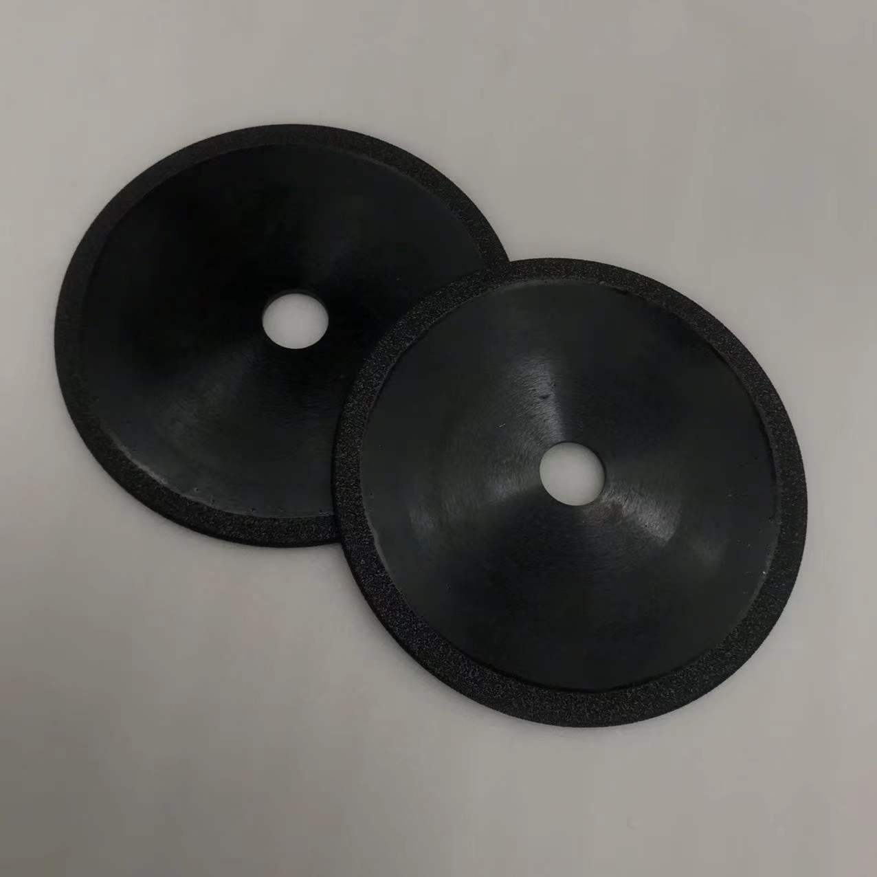 Ordered arrangement of diamond abrasives for special shaped grooves in processing cast iron plastic parts with brazed grinding wheels