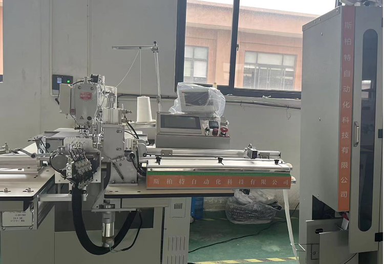 Direct drive automatic thread cutting longitudinal cylinder type three needle five thread double-sided decorative tension sewing machine, low noise sewing machine, directly supplied by the manufacturer