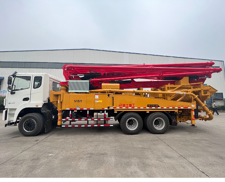 Weishi mixer with pump truck, 33 meters wheelbase, short body, small rural building and road repair, construction tool