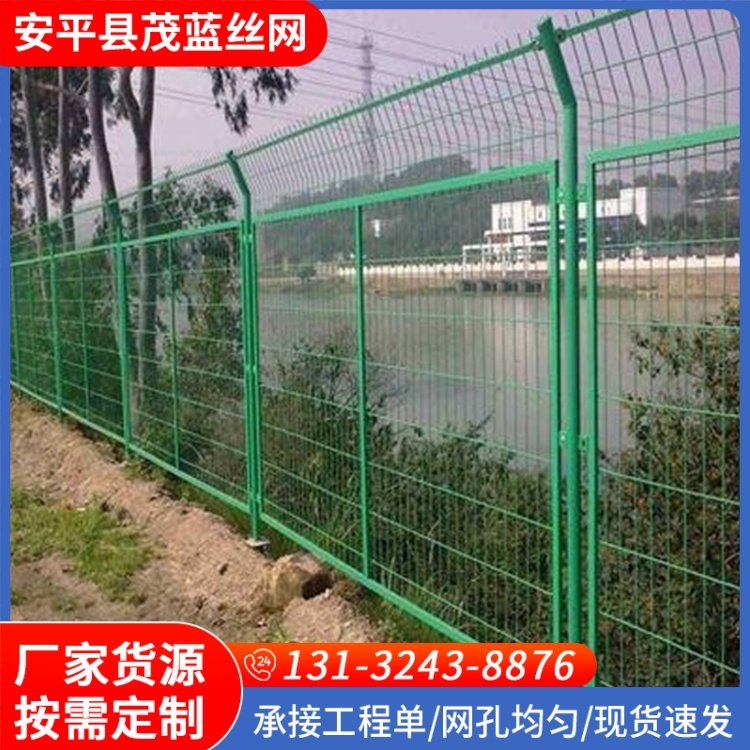 铁路防护栅栏 光伏电站框架护栏网 草绿色摊位车位隔断 带框折弯护栏