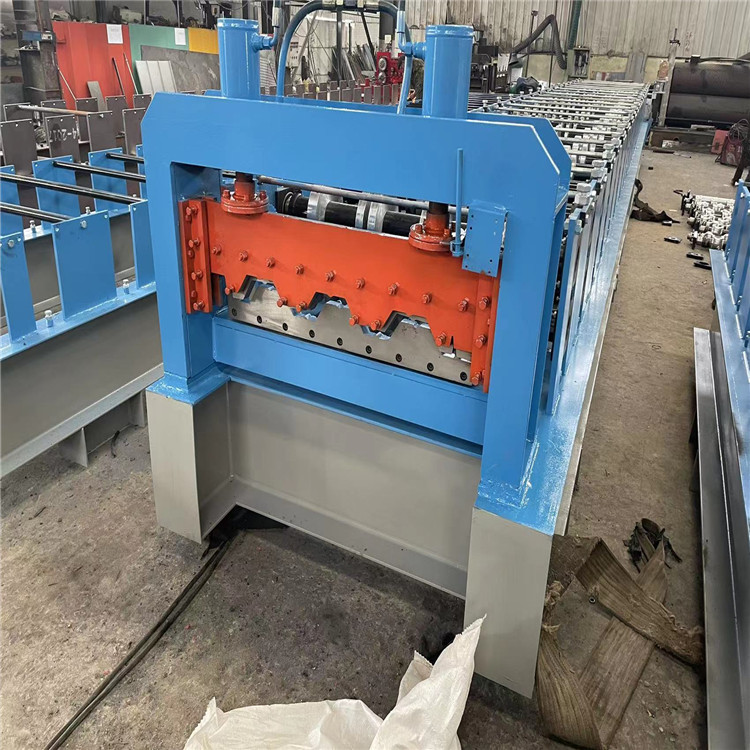 Spot production of 1025 floor bearing plate equipment, fully automatic hydraulic color steel tile pressing machine, manufactured by Longxing