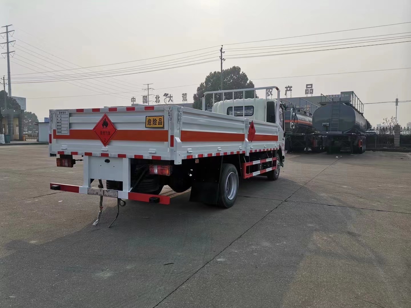 Heavy truck Haowocang rail type cylinder transport vehicle distributes dangerous trucks such as oxygen, nitrogen, argon, LNG Cryogenic storage dewar bottles