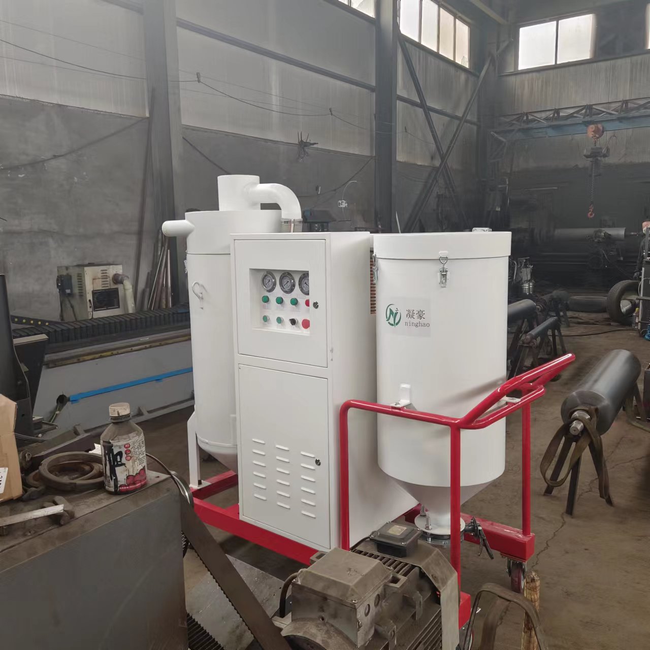 Steel structure steel plate rust removal, steel bridge internal warehouse weld cleaning, dust-free sandblasting machine