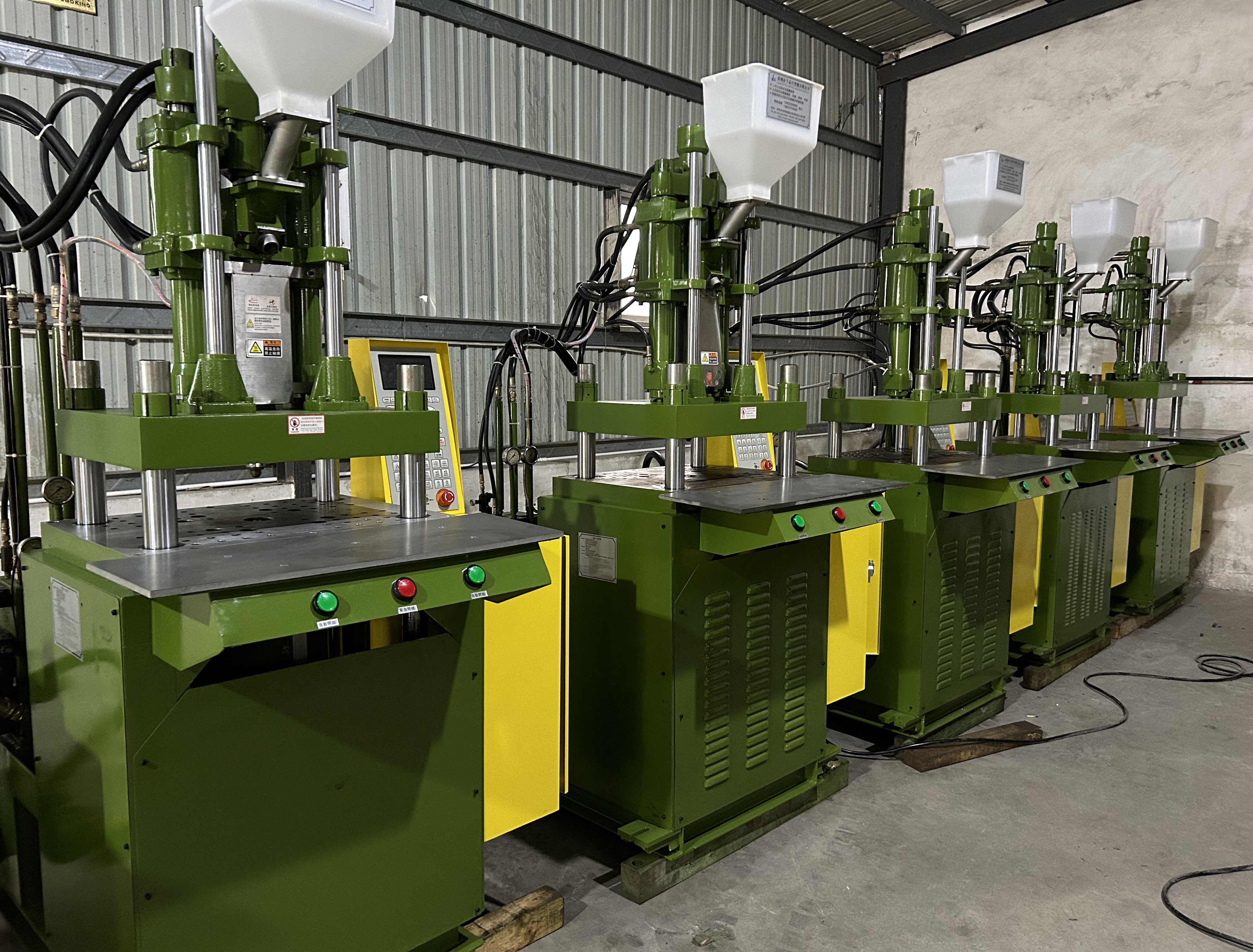 Selling 55 tons of second-hand vertical injection molding machines, 130 grams of current machines, and 90% of new injection molding machines