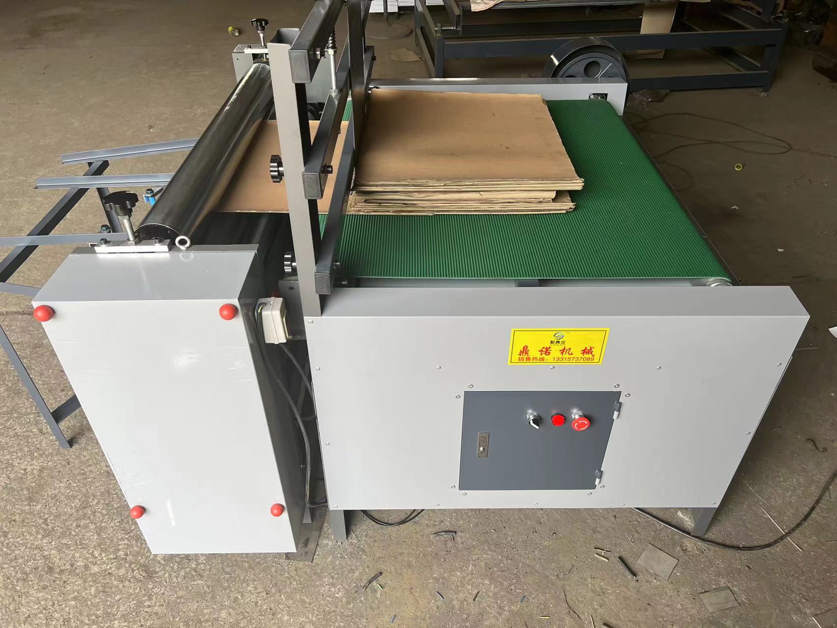 Cardboard and cardboard box glue machine, glue coating machine, cardboard and cardboard box production press, cat grabbing board equipment