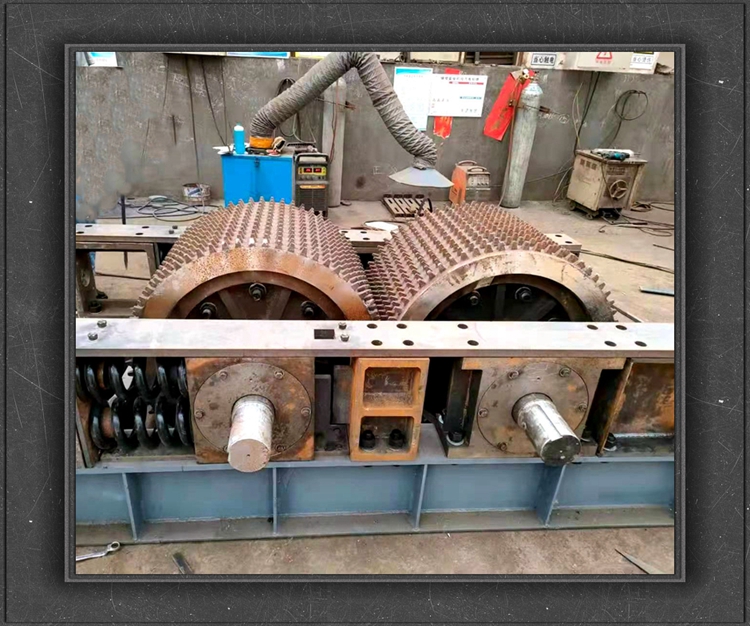 A New Type of Four Roll Crusher for One Time Forming of Manganese Steel Roll Skin without Returning Material for Roll Sanding Machine