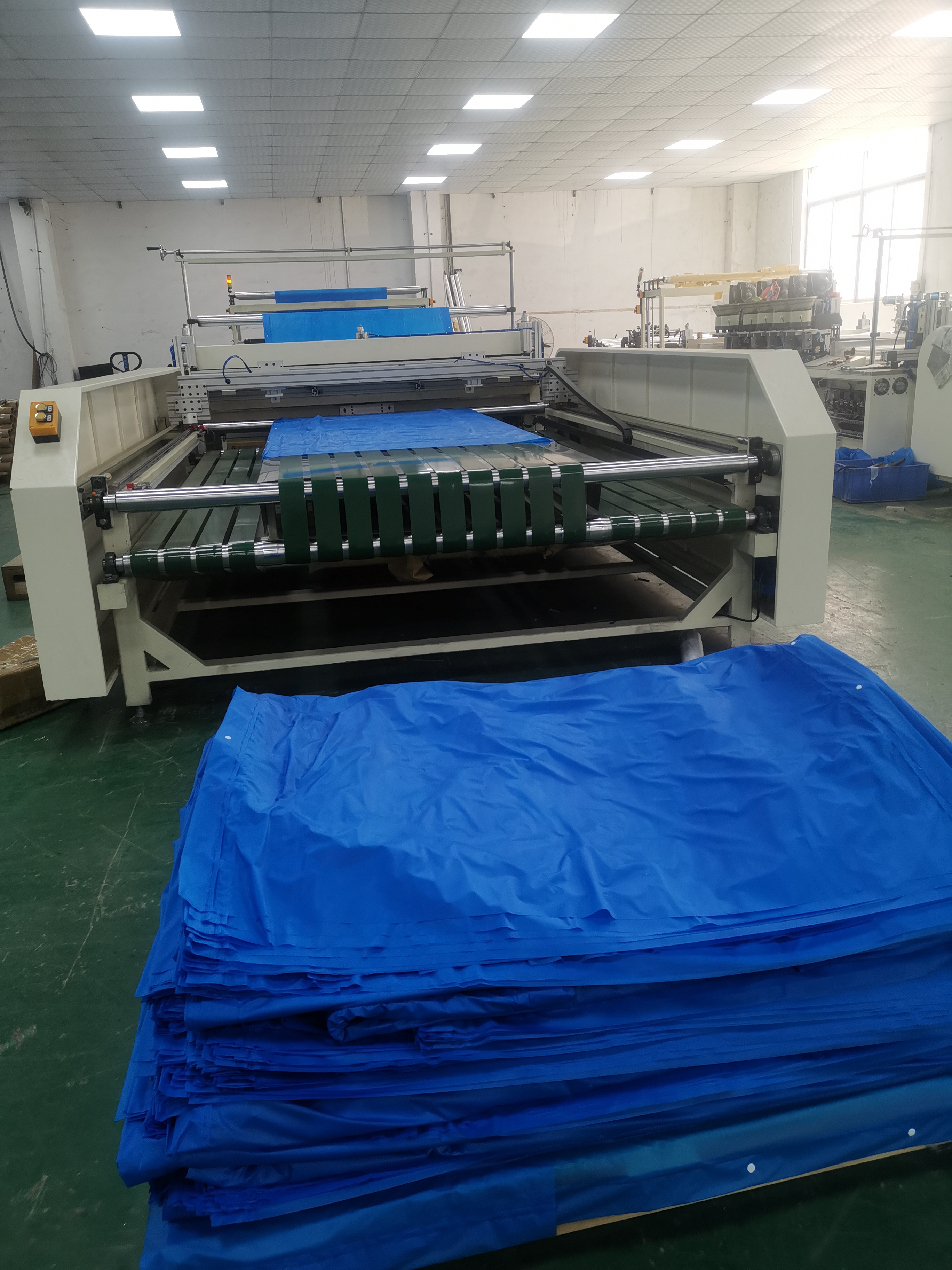 Changshi Machinery provides high-quality disposable raincoat machines, and specializes in the research, development, and production of fully automatic raincoat machines