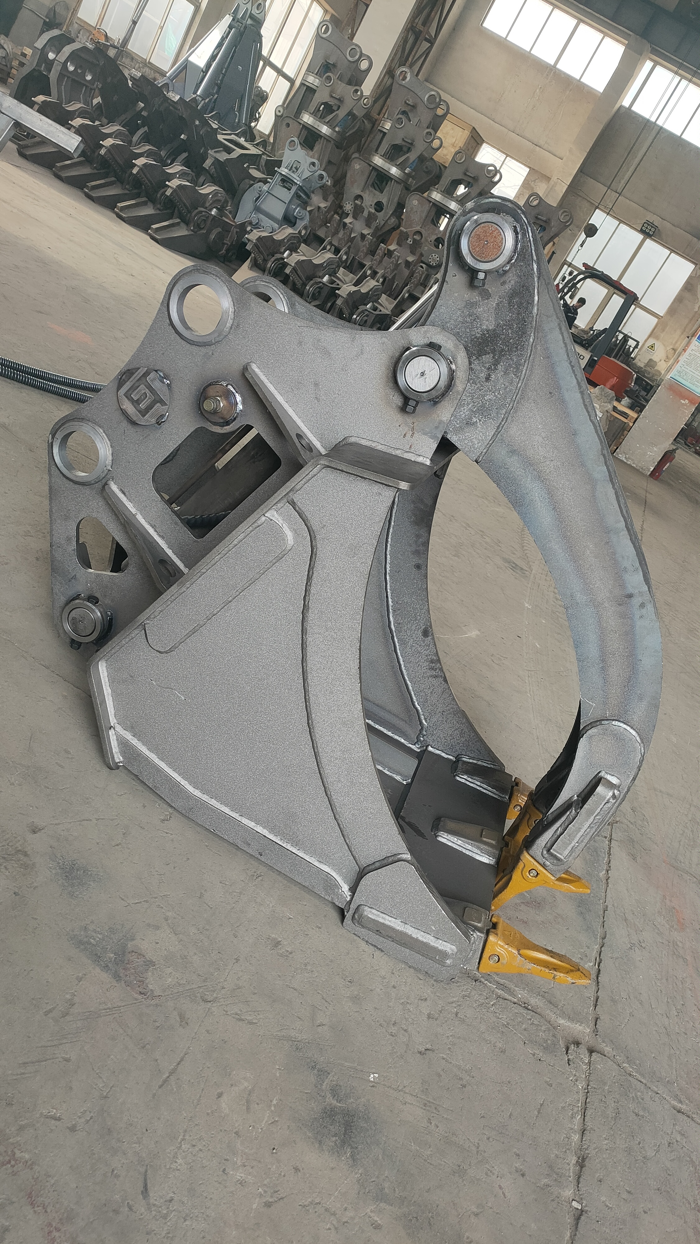 Yite Bucket Clamping Excavator Equipped to Realize One Machine with Multiple Functions for Road Repair and Grasping Materials as a Good Assistant