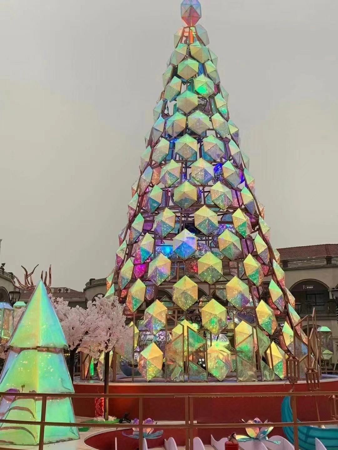 Creative internet celebrity large Christmas tree outdoor shopping mall drainage iron art acrylic Christmas luminous tree design customization