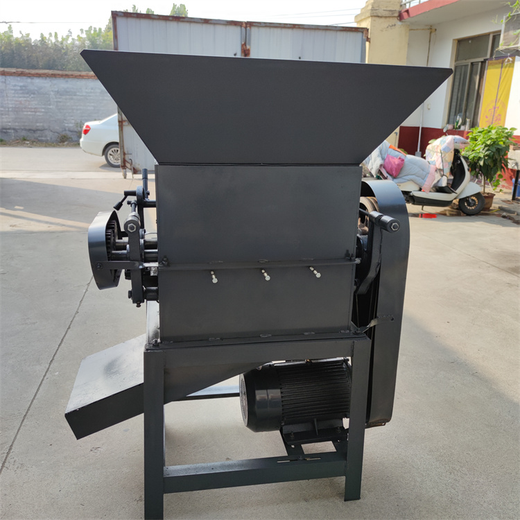 Small peanut press embryo machine Xinchen electric roller type bean flattener feed crusher