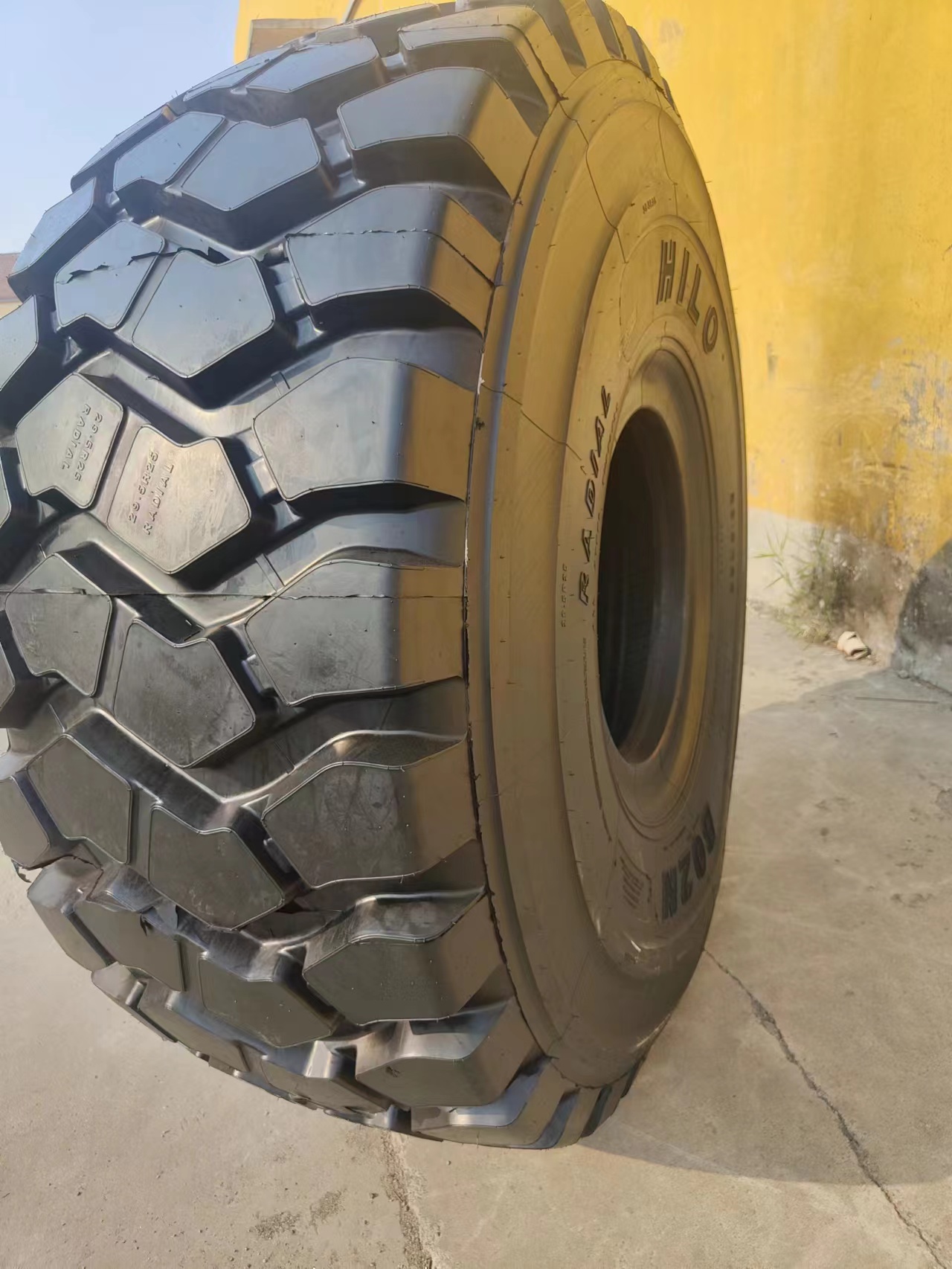 Steel wire engineering tire 650/65R25 750/65R25 29.5R25 33/65R33 2100R25 2400R25