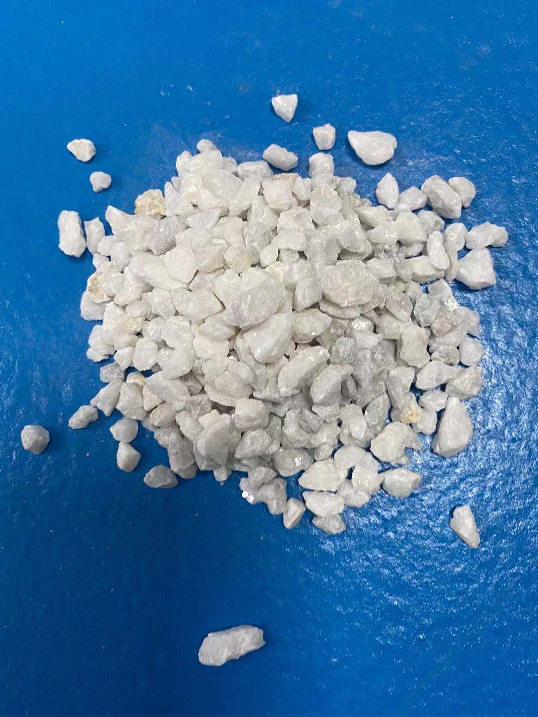 Hard solid manufacturer provides water treatment with white quartz sand filter material, cement self-leveling, intermediate coating, sand, and putty sand in the middle