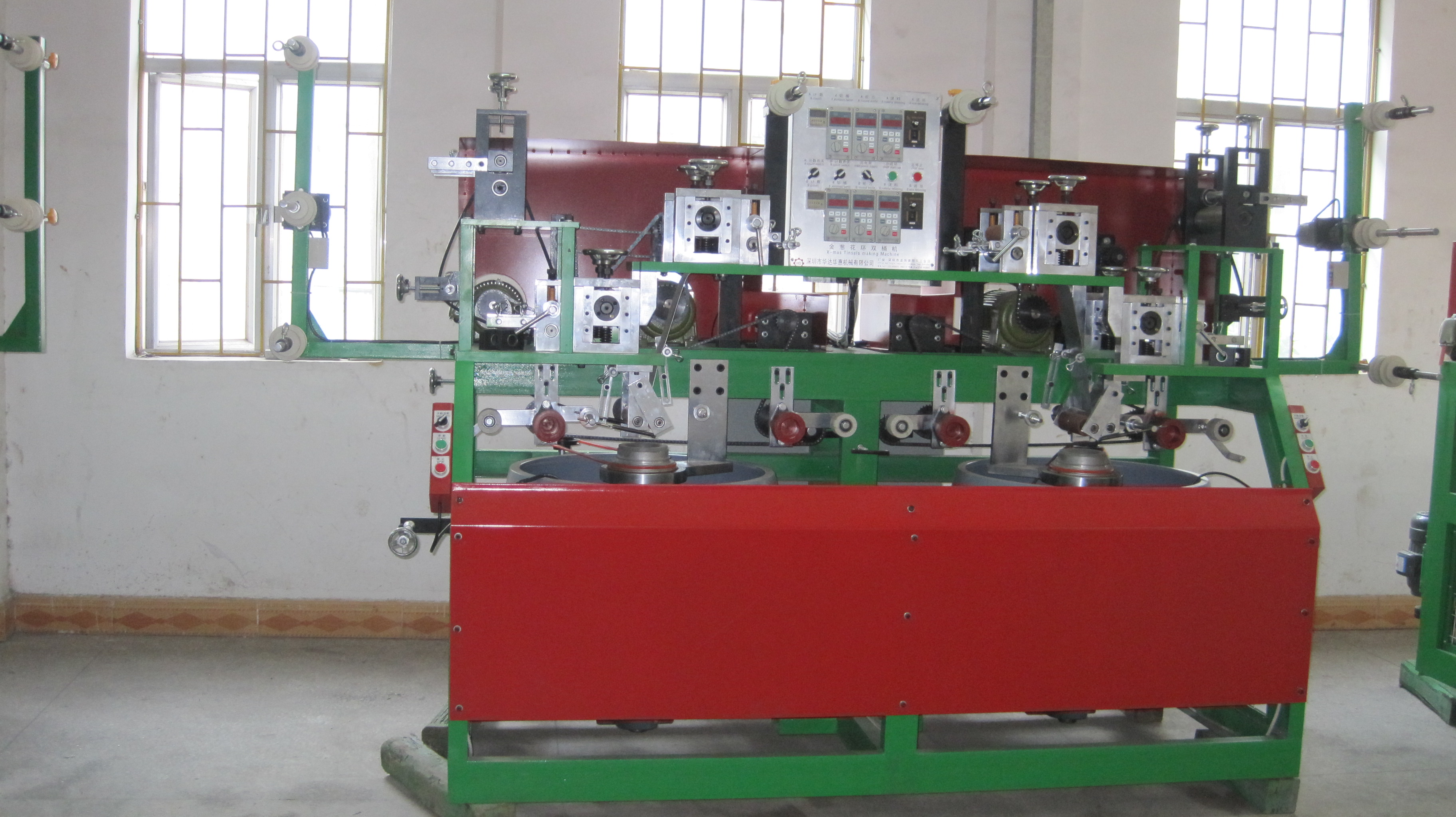 Huada Machinery provides fully automatic leaf cutting machines for customizing Christmas tree machinery equipment