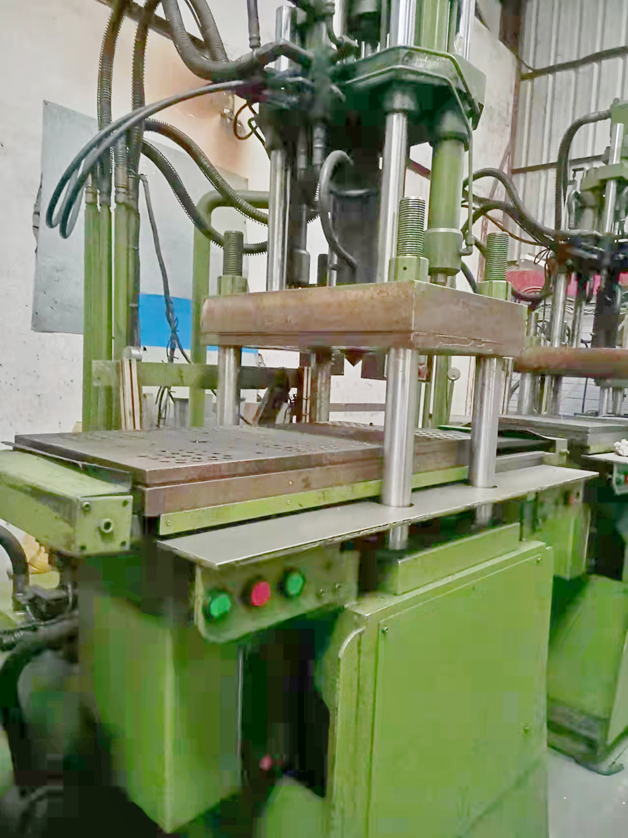 Transfer of 85 tons of double slide kitchen tool handles, plastic injection molding machine, wooden single slide vertical injection molding machine