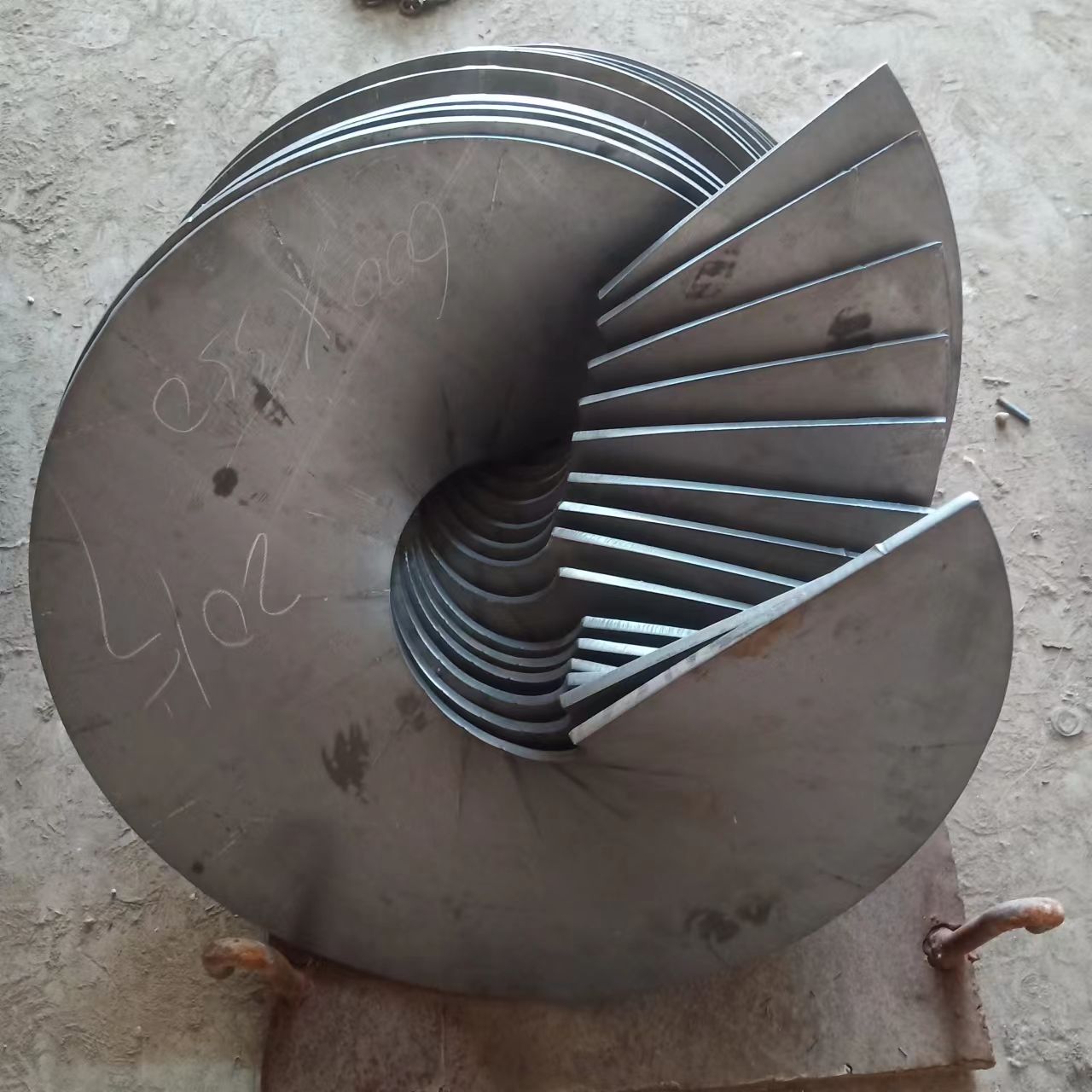 Spiral blade processing, customized twisted dragon, thickened wear-resistant single piece, segmented continuous, equal thickness, full grain mixed with grass