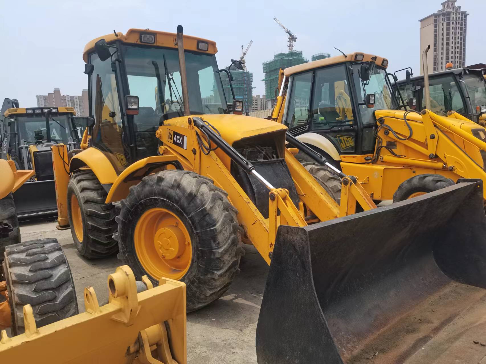 JCB4CX two end busy loader is used in various construction fields such as highway, railway, port, and airport construction