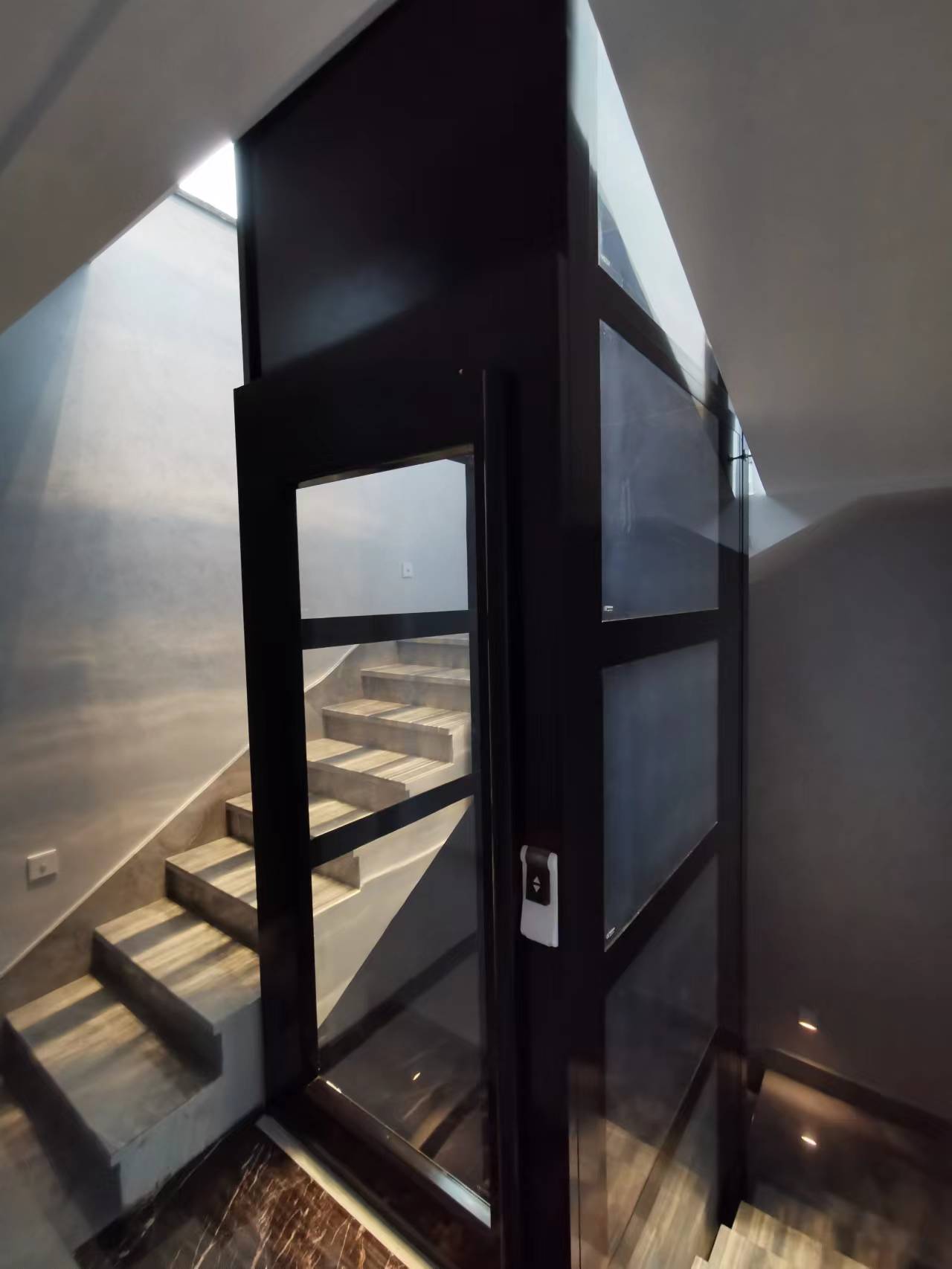 Household elevators with no bottom pit and no ceiling height limit have a space utilization rate of 70.6%