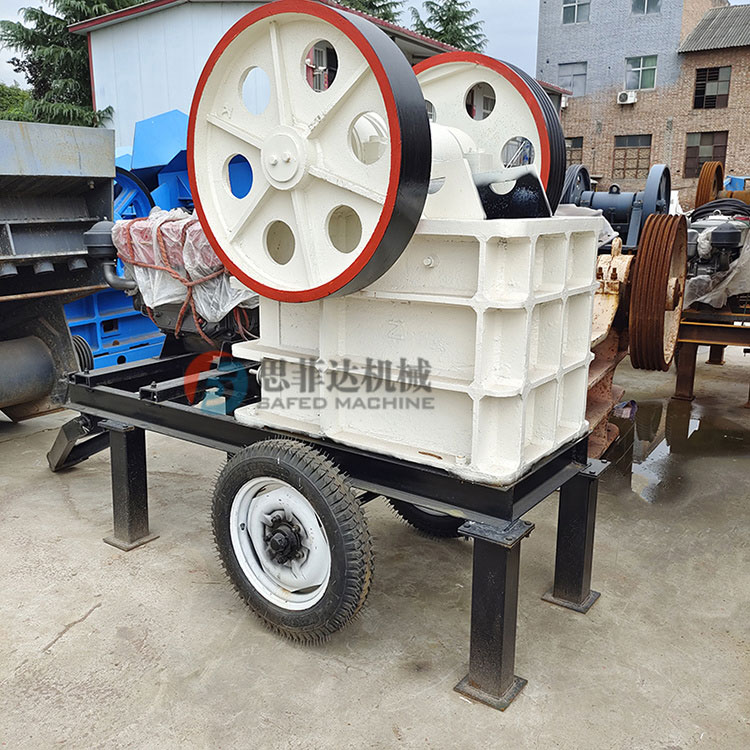 Small crusher for coarse crushing of river pebbles and crushed limestone Construction waste crushing equipment