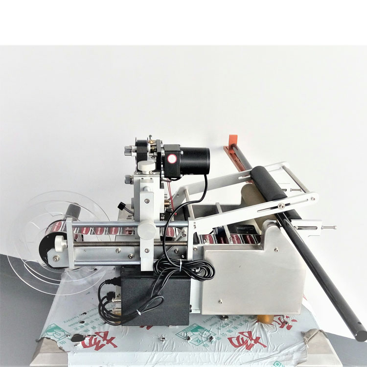 Plane automatic labeling machine Xujie small round bottle square bottle labeling machine customization