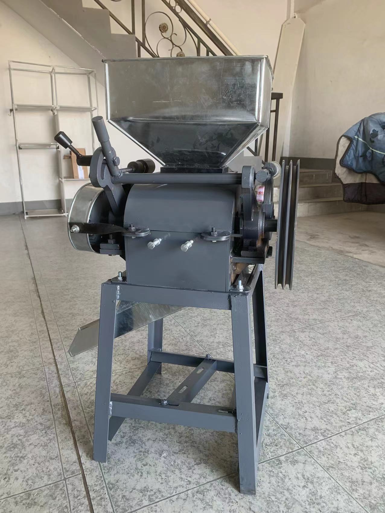 Household peanut crushing equipment with adjustable size, roller crusher, electric grain crushing machine