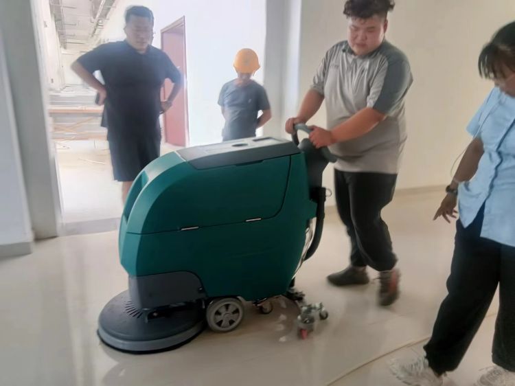 Cleaning and floor washing machines are widely used, with fast efficiency and good cleaning effect for industrial use