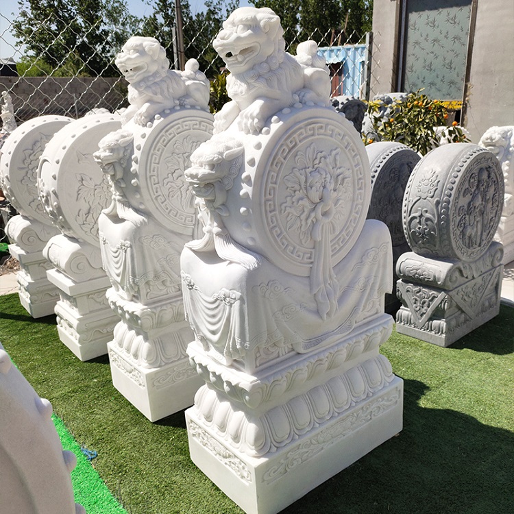 A pair of antique blue stones, stone drums, small elephants, stone gate drums, and stone pillars with stone carvings, holding drums, at the entrance of the villa of the hotel