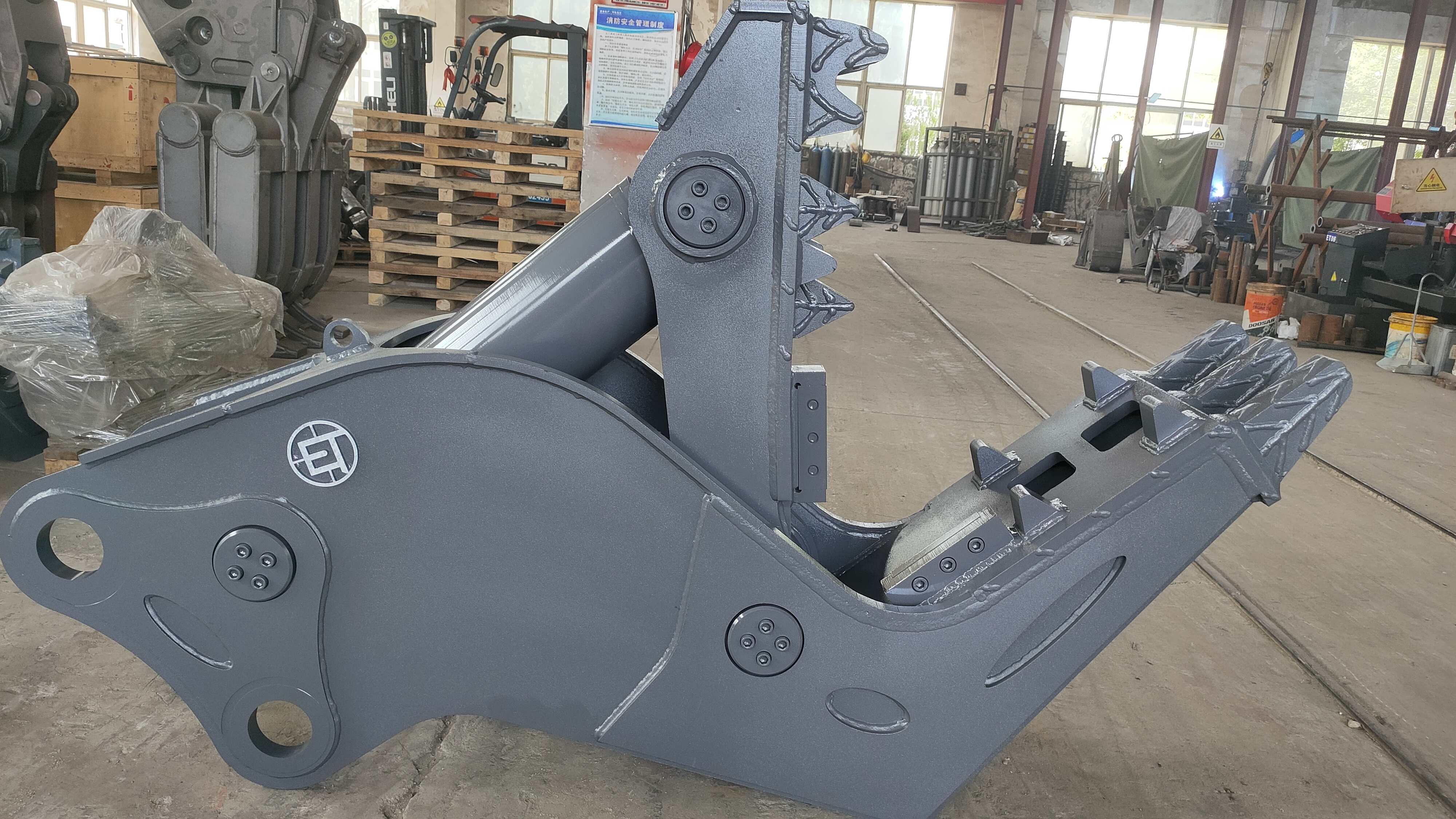 Crushing pliers, excavator equipped with hydraulic pliers, concrete demolition, large opening, lightweight and durable wear-resistant plate construction