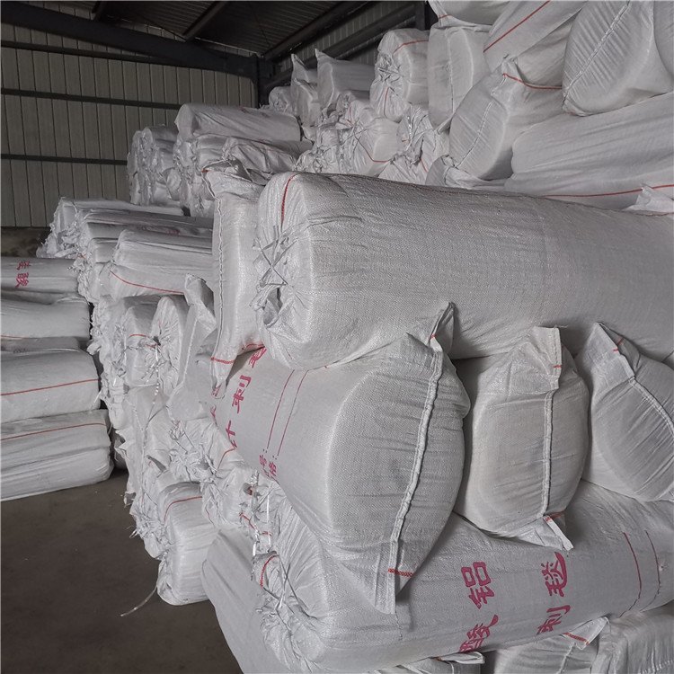 Spot wholesale of Aluminium silicate cotton needle blanket fireproof industrial thermal insulation roll blanket manufacturers