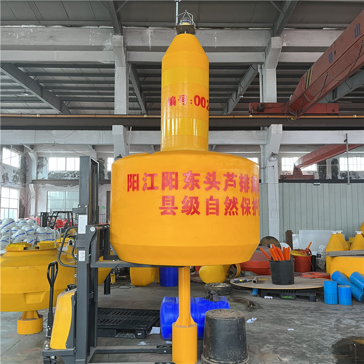 Introduction to the 1-meter diameter polyethylene rolling plastic lamp buoy for offshore identification and positioning of floating drums