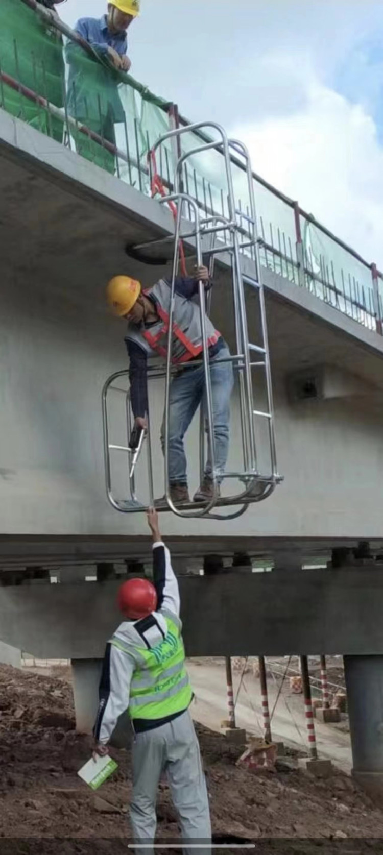 高空作业防撞墙检修施工吊篮湿接缝张拉挂笼横隔板挂篮边梁负弯距