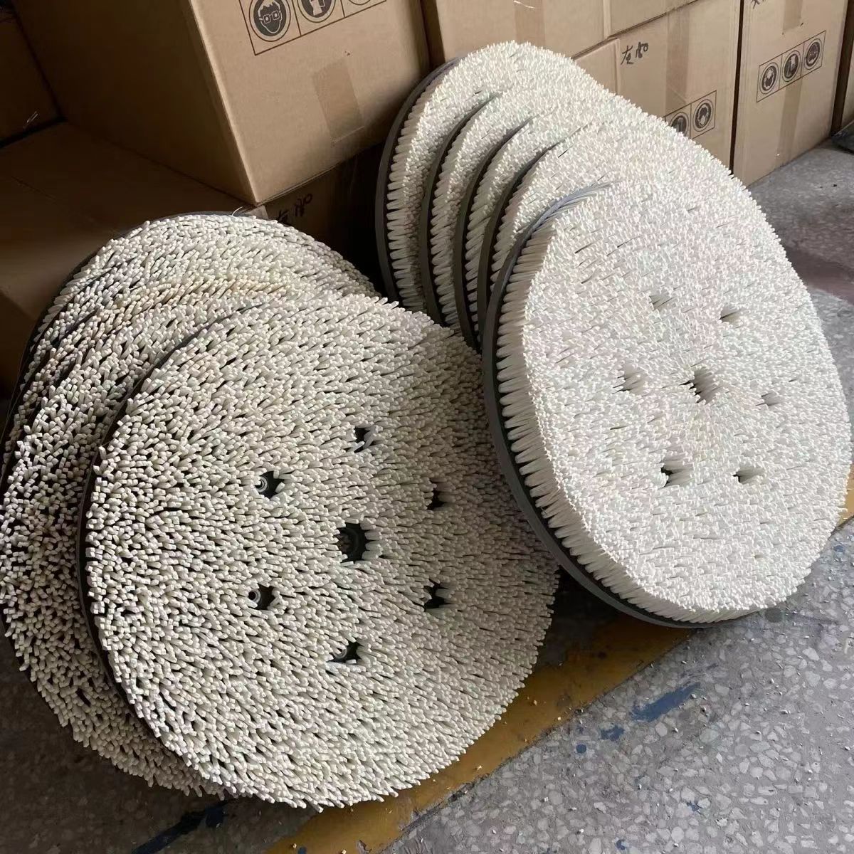 The manufacturer provides sisal disc brushes for industrial machinery cleaning and cleaning, disc brushes for mirror polishing and polishing, and disc brushes with complete models that support customization