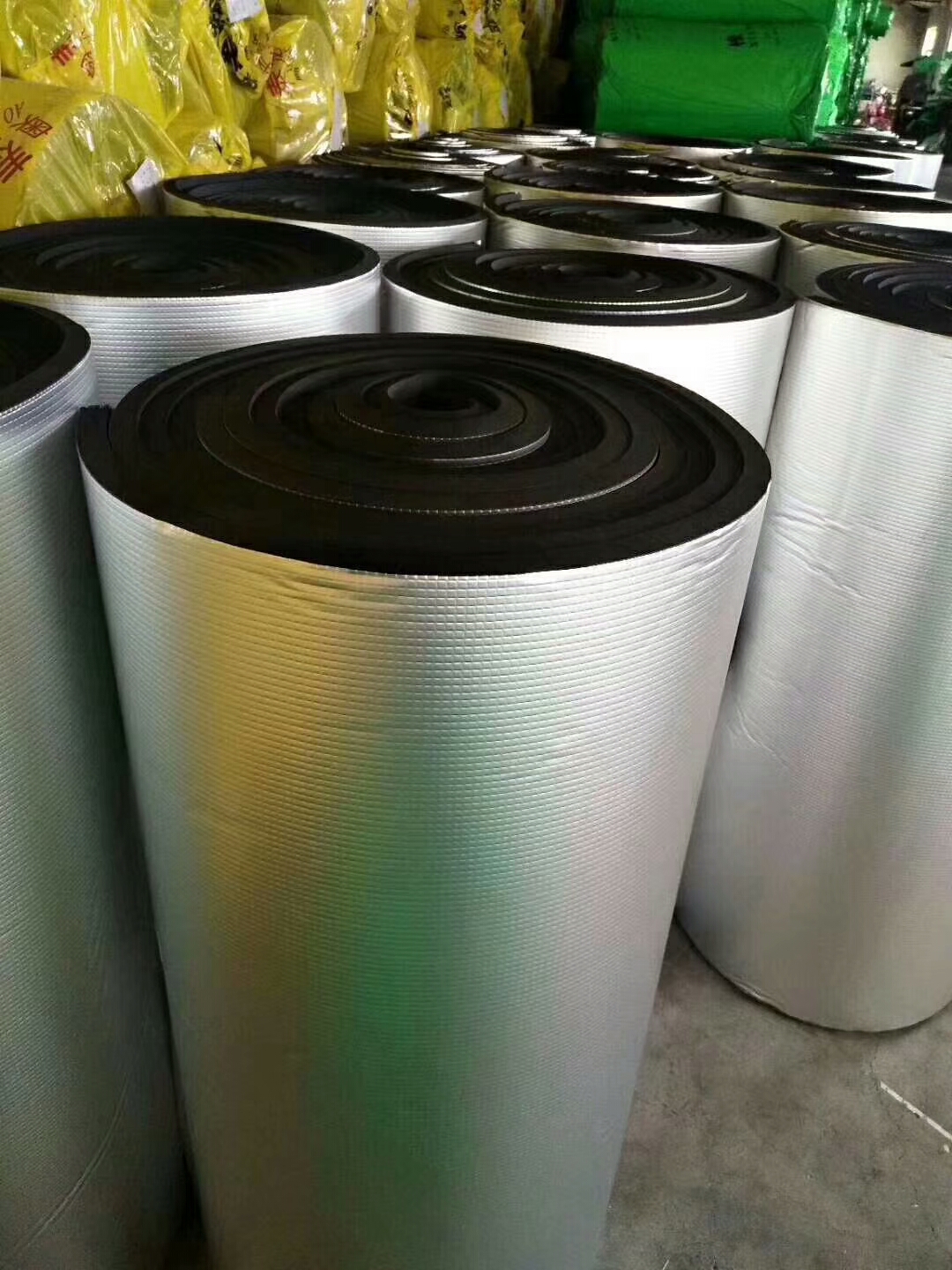 Aluminum foil rubber plastic cotton roof pipeline insulation and cold insulation B1/B2 grade rubber plastic insulation board material specifications can be customized