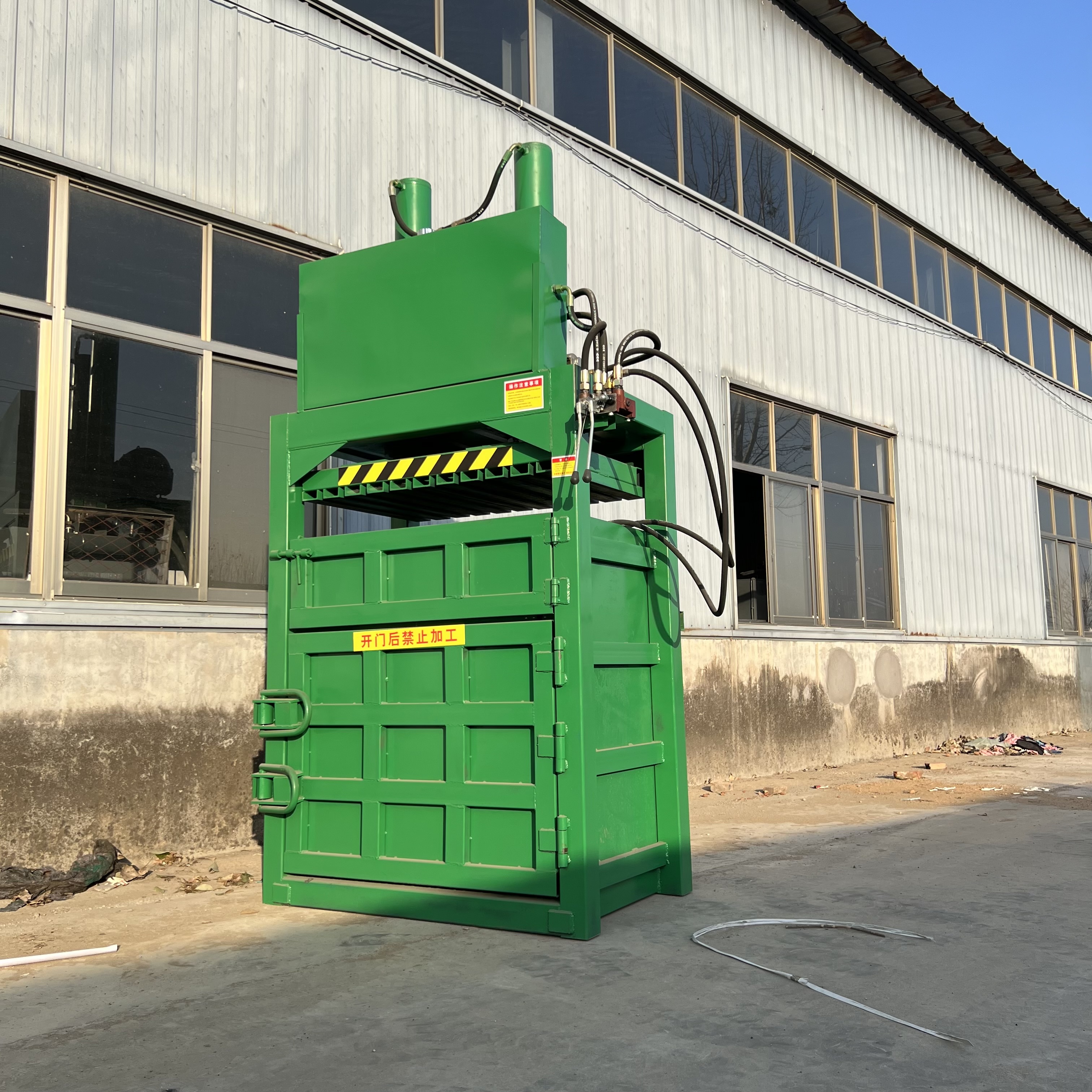 Plastic bottle waste paper shell hydraulic packaging machine, easy to pull can oil drum packaging machine, recyclable garbage compression equipment