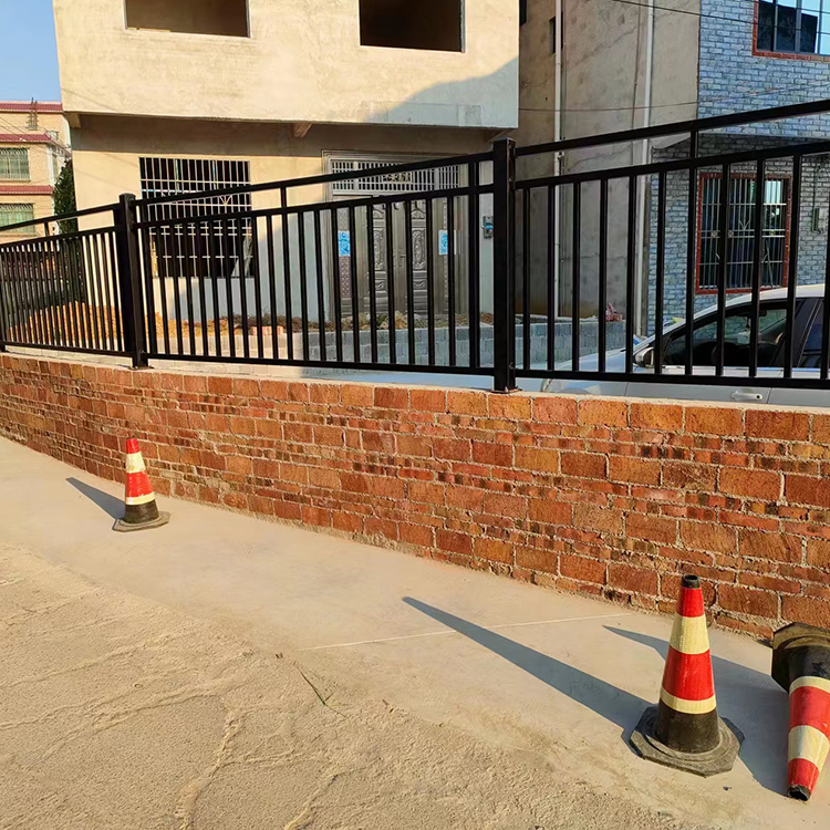 Beautiful and protective function of zinc steel guardrails for villas. Customized protective guardrails for Kunming residential areas are delivered to customers by manufacturers