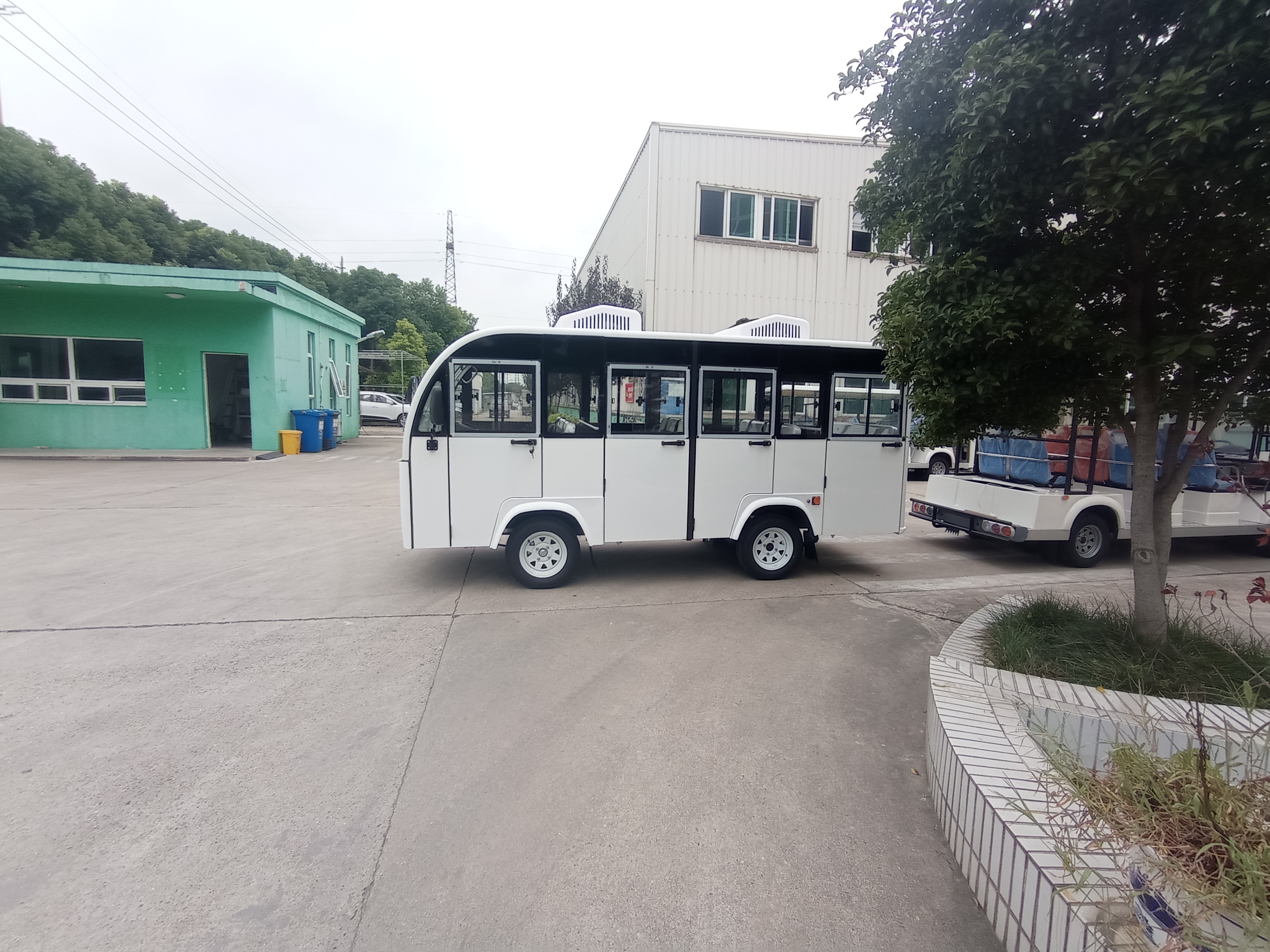 11 seat semi glass door sightseeing car Likai fully enclosed electric sightseeing car aluminum alloy doors and windows battery Tour bus service