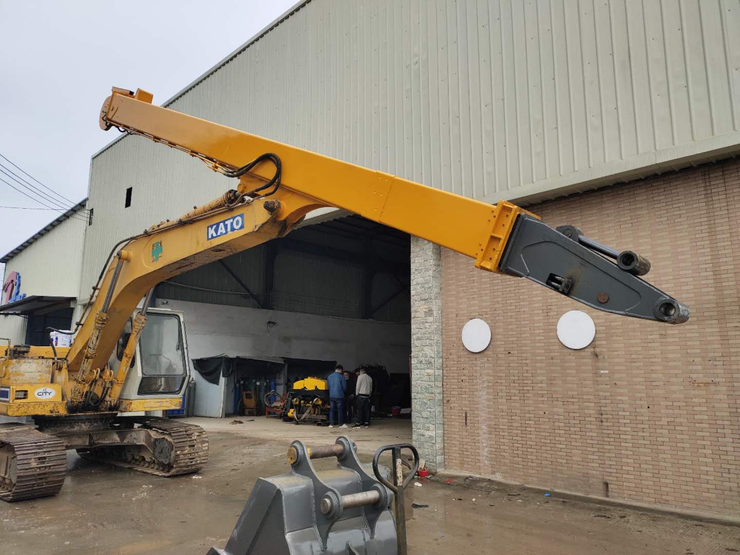 Retrofitting the excavator telescopic arm with a length of 25 to 32 meters, grabbing the bucket arm, hooking the sinking well, and extending the arm